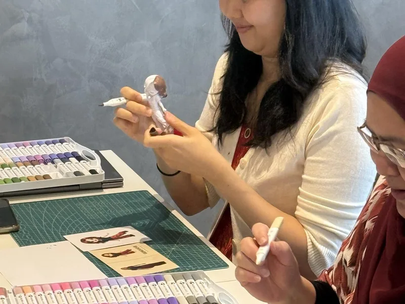 Painting Yoo Mini 3D figures at a company event
